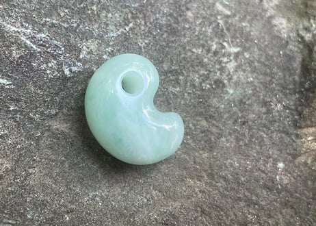 糸魚川翡翠　縄文型勾玉　ライトグリーン　25mm / Itoigawa Jadeite MAGATAMA