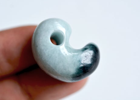 糸魚川翡翠　勾玉　ブルーグレー・濃青　23mm / Itoigawa Jadeite MAGATAMA