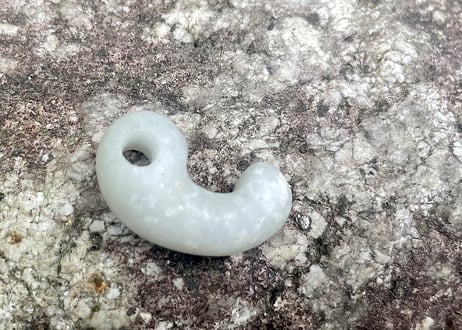 糸魚川翡翠　沖縄型勾玉　白翡翠・淡緑　28mm / Itoigawa Jadeite MAGATAMA