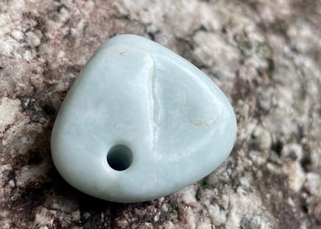 糸魚川翡翠　石笛　丸みのある造形　ごく淡い緑　30mm / Itoigawa Jadeite IWABUE