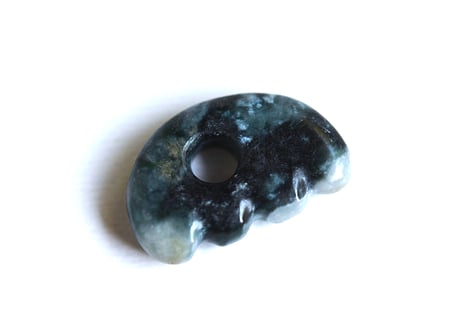 糸魚川翡翠　獣型勾玉　圧搾翡翠　24mm / Itoigawa Jadeite Animal Shape MAGATAMA
