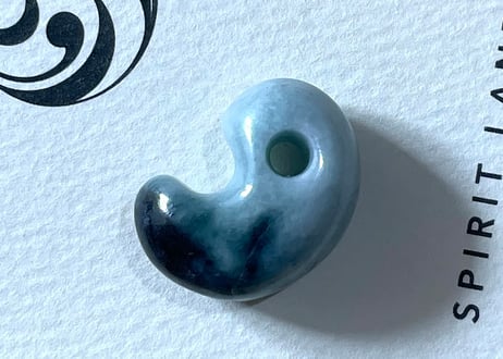 糸魚川翡翠　勾玉　ブルーグレー・濃青　23mm / Itoigawa Jadeite MAGATAMA