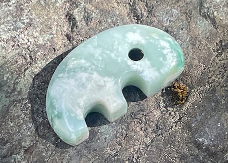 糸魚川翡翠　獣型勾玉　緑・透過　31mm / Itoigawa Jadeite Beast-Shaped MAGATAMA