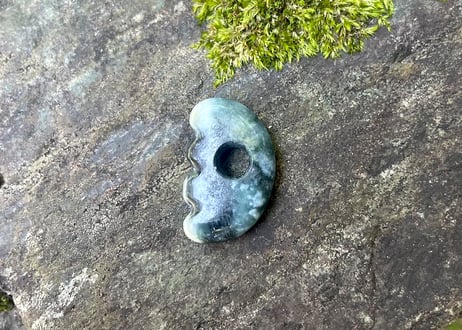 糸魚川翡翠　獣型勾玉　圧搾翡翠　24mm / Itoigawa Jadeite Animal Shape MAGATAMA