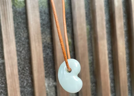 糸魚川翡翠　勾玉　白緑　24mm / Itoigawa Jadeite MAGATAMA