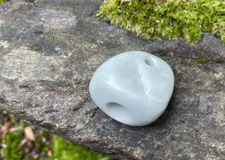 糸魚川翡翠　石笛　丸みのある造形　ごく淡い緑　30mm / Itoigawa Jadeite IWABUE