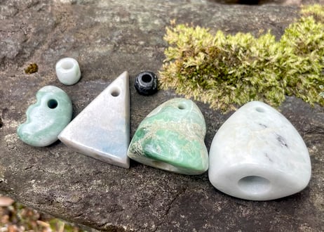 糸魚川翡翠　入りコン沢青翡翠 垂飾＋黒翡翠ビーズ　11.33g / Itoigawa Jadeite