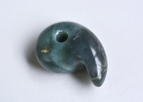 糸魚川ネフライト　勾玉　丸みのあるコンマ形　青灰緑　25mm / Itoigawa Nephrite MAGATAMA