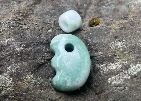 糸魚川翡翠　獣型勾玉＋翡翠ビーズ　5.88g / Itoigawa Jadeite Beast-Shaped MAGATAMA + Jadeite Bead