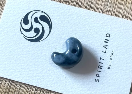 糸魚川翡翠　勾玉　黒白圧搾翡翠　20mm / Itoigawa Jadeite MAGATAMA