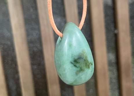 糸魚川ネフライト　石笛　丸みのある造形　緑　シルキーマット仕上げ　30mm / Itoigawa Nephrite IWABUE