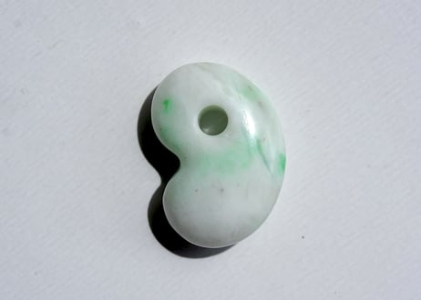 糸魚川翡翠　勾玉　白緑　24mm / Itoigawa Jadeite MAGATAMA