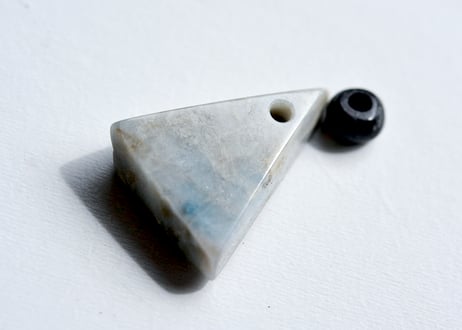 糸魚川翡翠　入りコン沢青翡翠 垂飾＋黒翡翠ビーズ　11.33g / Itoigawa Jadeite