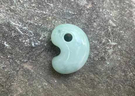 糸魚川翡翠　縄文型勾玉　ライトグリーン　25mm / Itoigawa Jadeite MAGATAMA