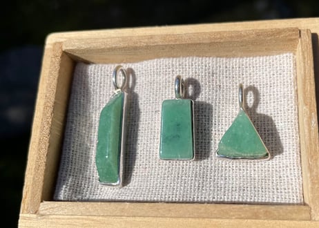 糸魚川翡翠　金山谷　シルバー925ペンダントトップ　三角形　ミントグリーン　11mm / Itoigawa Jadeite Silver Pendant