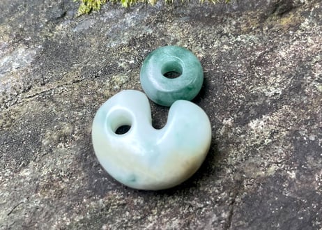 糸魚川翡翠　勾玉＋翡翠ビーズ　16mm　白緑 / Itoigawa Jadeite MAGATAMA + Bead