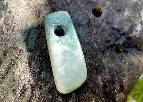 糸魚川翡翠　大珠　縄文期発掘品モチーフ　緑・乳白色　33mm / Itoigawa Jadeite TAISHU