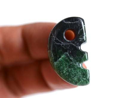 糸魚川翡翠　獣型勾玉　黒・鮮緑　26mm / Itoigawa Jadeite Beast-Shaped MAGATAMA