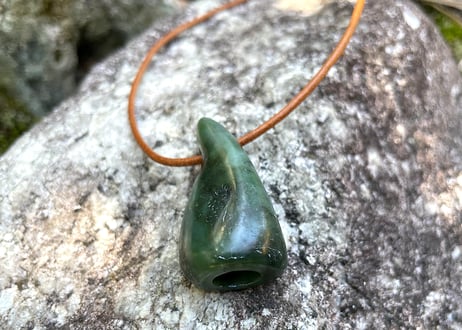 糸魚川ネフライト　石笛 IWABUE　深緑　39mm / Itoigawa Nephrite Japanese Stone Whistle