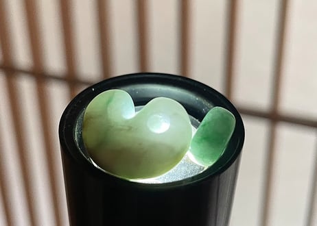 糸魚川翡翠　勾玉＋翡翠ビーズ　16mm　白緑 / Itoigawa Jadeite MAGATAMA + Bead