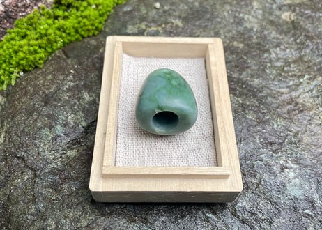 糸魚川ネフライト　石笛　丸みのある造形　緑　シルキーマット仕上げ　30mm / Itoigawa Nephrite IWABUE