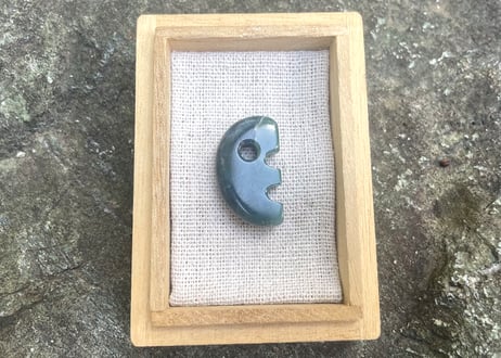 糸魚川ネフライト　獣型勾玉　深緑・青緑　27mm / Itoigawa Nephrite Beast-Shaped MAGATAMA