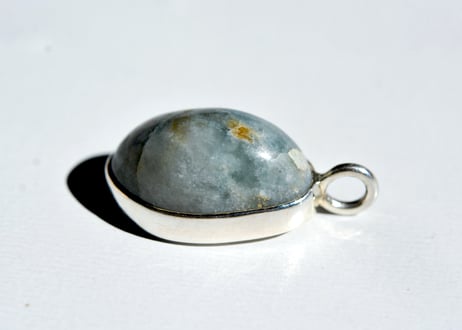 糸魚川翡翠　入りコン沢　シルバー925ペンダントトップ　楕円形　青・白・茶　22mm / Irikonsawa Blue Jadeite Silver Pendant