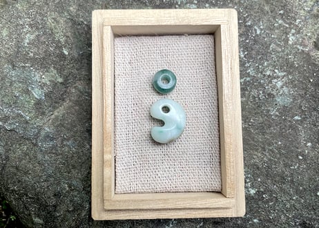 糸魚川翡翠　勾玉＋翡翠ビーズ　16mm　白緑 / Itoigawa Jadeite MAGATAMA + Bead