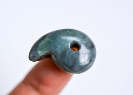 糸魚川ネフライト　勾玉　丸みのあるコンマ形　青灰緑　25mm / Itoigawa Nephrite MAGATAMA