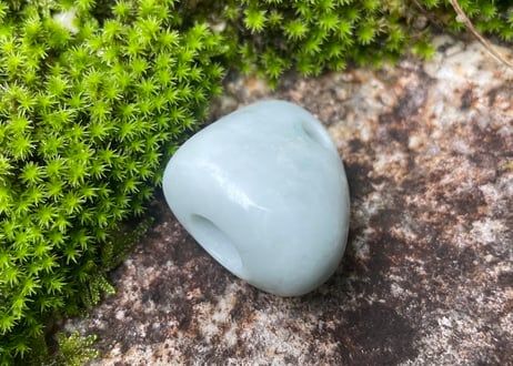 糸魚川翡翠　石笛　丸みのある造形　ごく淡い緑　30mm / Itoigawa Jadeite IWABUE