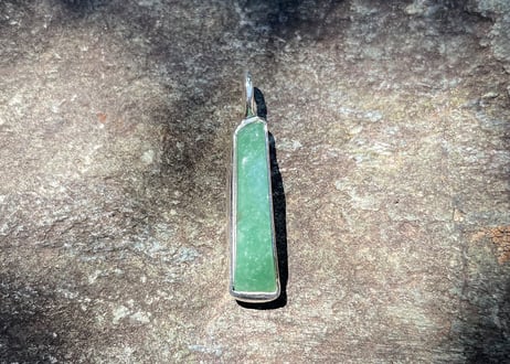 糸魚川翡翠　金山谷　シルバー925ペンダントトップ　細長いフリーフォーム　緑　24mm / Itoigawa Jadeite Silver Pendant