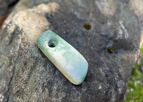 糸魚川翡翠　大珠　縄文期発掘品モチーフ　緑・乳白色　33mm / Itoigawa Jadeite TAISHU