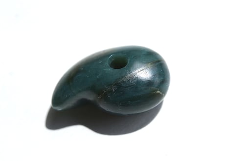 糸魚川ネフライト　勾玉　青緑　24mm / Itoigawa Nephrite MAGATAMA