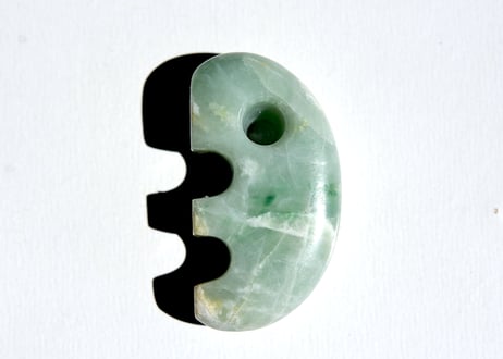 糸魚川翡翠　獣型勾玉　緑・透過　31mm / Itoigawa Jadeite Beast-Shaped MAGATAMA