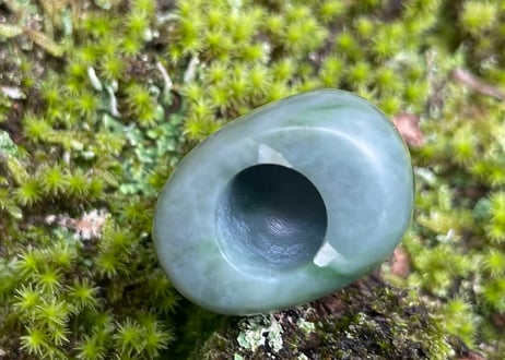 糸魚川ネフライト　石笛　丸みのある造形　緑　シルキーマット仕上げ　30mm / Itoigawa Nephrite IWABUE