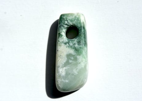 糸魚川翡翠　大珠　縄文期発掘品モチーフ　緑・乳白色　33mm / Itoigawa Jadeite TAISHU