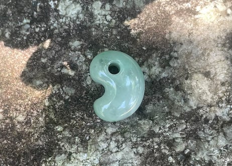 糸魚川翡翠　縄文型勾玉　ライトグリーン　25mm / Itoigawa Jadeite MAGATAMA