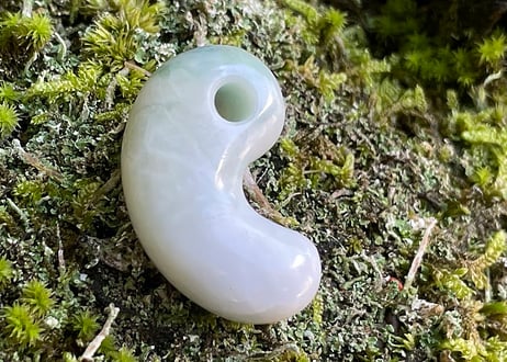 糸魚川翡翠　勾玉　白・淡緑　29mm / Itoigawa Jadeite MAGATAMA