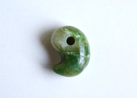 糸魚川翡翠　勾玉　若草色　18mm / Itoigawa Jadeite MAGATAMA
