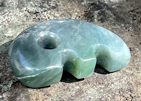 糸魚川ネフライト　獣型勾玉　深緑・青緑　27mm / Itoigawa Nephrite Beast-Shaped MAGATAMA