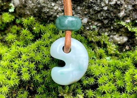 糸魚川翡翠　勾玉＋翡翠ビーズ　16mm　白緑 / Itoigawa Jadeite MAGATAMA + Bead