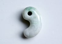 糸魚川翡翠　勾玉　白・淡緑　29mm / Itoigawa Jadeite MAGATAMA
