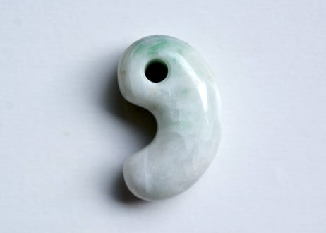 糸魚川翡翠　勾玉　白・淡緑　29mm / Itoigawa Jadeite MAGATAMA