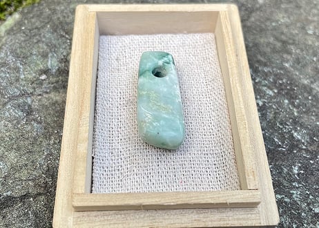 糸魚川翡翠　大珠　縄文期発掘品モチーフ　緑・乳白色　33mm / Itoigawa Jadeite TAISHU