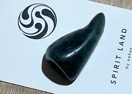 糸魚川ネフライト　石笛 IWABUE　深緑　39mm / Itoigawa Nephrite Japanese Stone Whistle