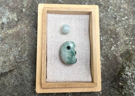 糸魚川翡翠　獣型勾玉＋翡翠ビーズ　5.88g / Itoigawa Jadeite Beast-Shaped MAGATAMA + Jadeite Bead