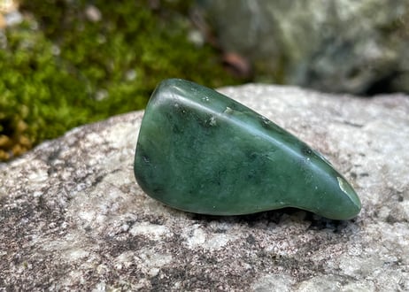 糸魚川ネフライト　石笛 IWABUE　深緑　39mm / Itoigawa Nephrite Japanese Stone Whistle