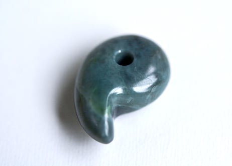糸魚川ネフライト　勾玉　丸みのあるコンマ形　青灰緑　25mm / Itoigawa Nephrite MAGATAMA