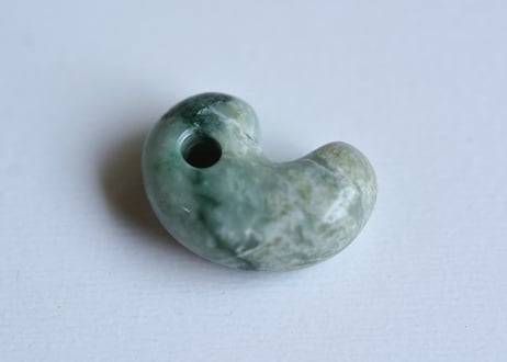 糸魚川翡翠　勾玉　ミントグリーン　24mm / Itoigawa Jadeite MAGATAMA