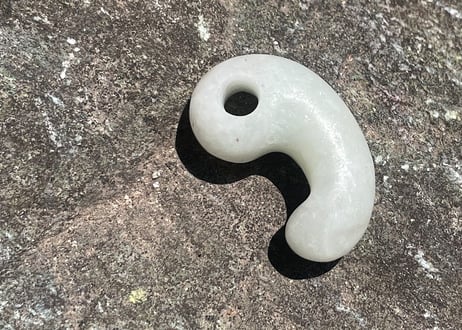 糸魚川翡翠　沖縄型勾玉　白翡翠・淡緑　28mm / Itoigawa Jadeite MAGATAMA